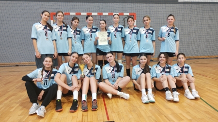 Sukces drużyny dziewcząt w Mikołajkowym Turnieju Piłki Ręcznej 