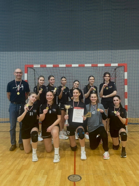 Zwycięstwo czwórkowej drużyny  w Mikołajkowym Turniej Piłki Ręcznej Dziewcząt