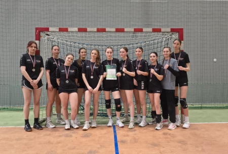 Srebrny medal dziewcząt w piłce ręcznej