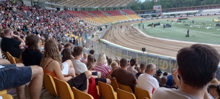 CZWÓRKA KIBICUJE ŻUŻLOWCOM